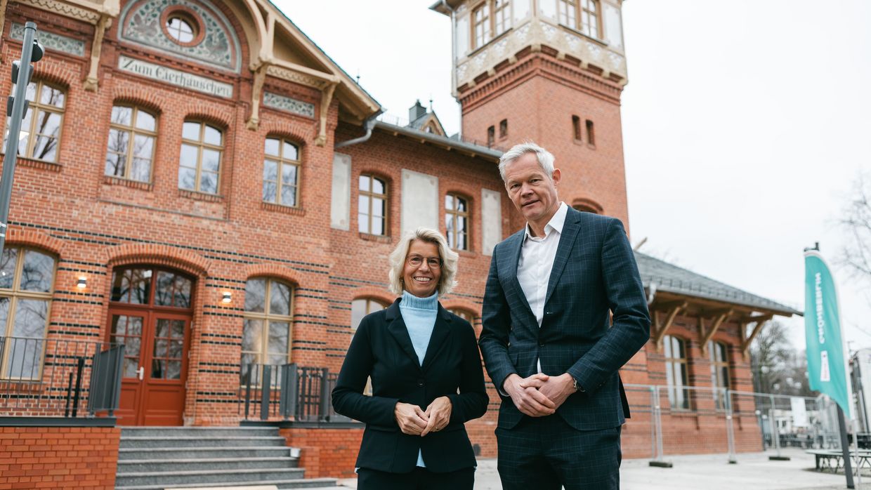 BIM-Geschäftsführerin Birgit Möhring und Grün Berlin Geschäftsführer Christoph Schmidt stehen vor dem Eierhäuschen im Spreepark