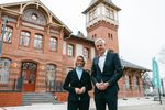 BIM-Geschäftsführerin Birgit Möhring und Grün Berlin Geschäftsführer Christoph Schmidt stehen vor dem Eierhäuschen im Spreepark