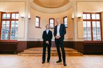 BIM-Geschäftsführerin Birgit Möhring und Grün Berlin Geschäftsführer Christoph Schmidt stehen im Ballsaal des Eierhäuschens