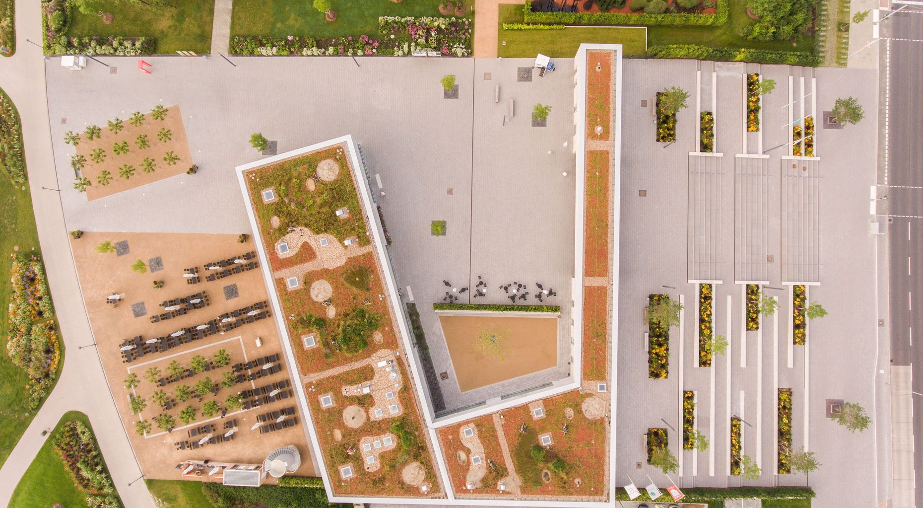 Eine Luftsicht auf das begrünte Dach des Besucherzentrums der Gärten der Welt