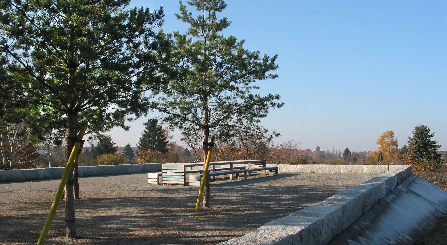 Das Bild zeigt Sitzgelegenheiten im Hans Baluschek Park.