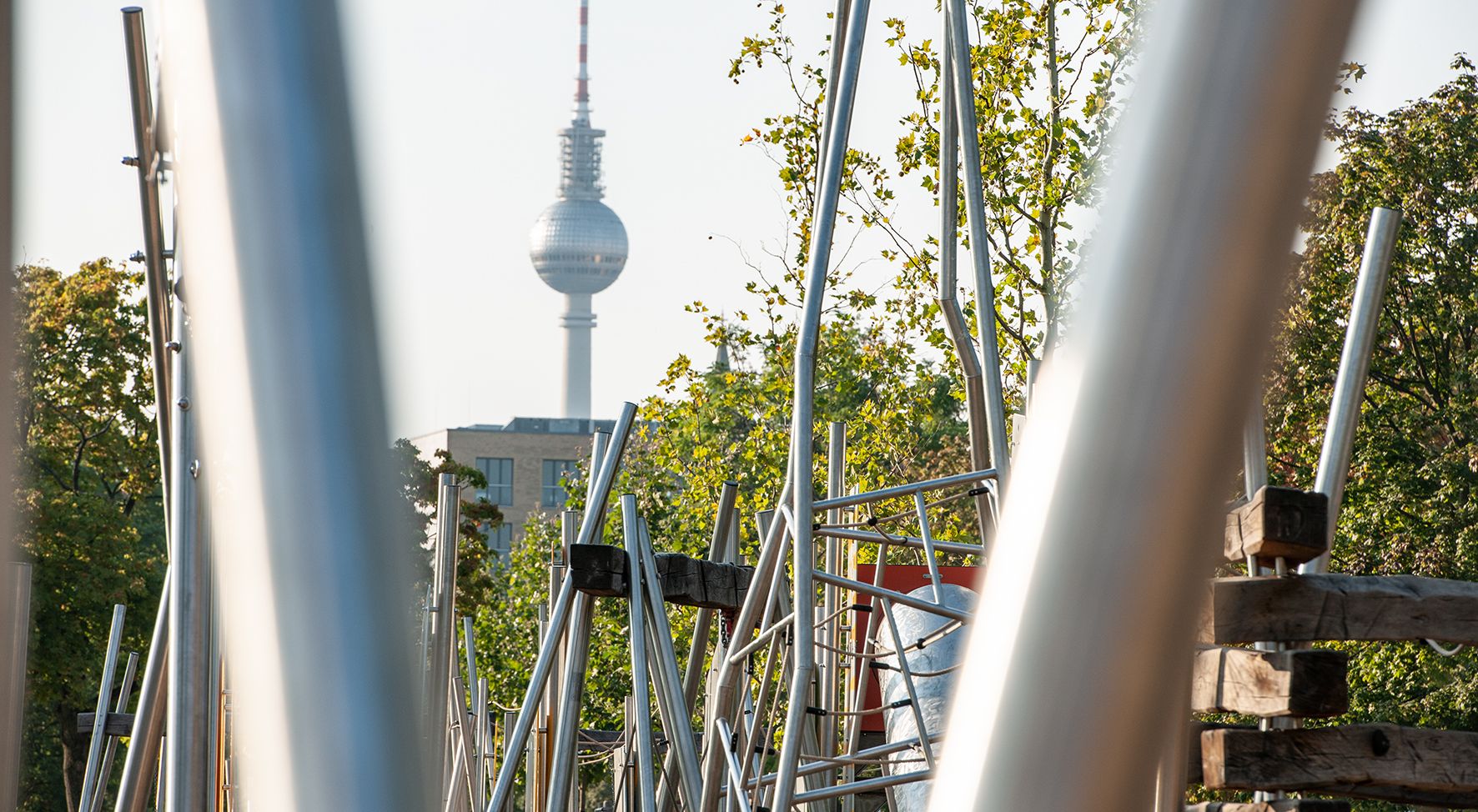 Das Bild zeigt das Klettergerüst auf dem Spielplatz im Mauerpark, im Hintergrund ist der Fernsehturm zu sehen.