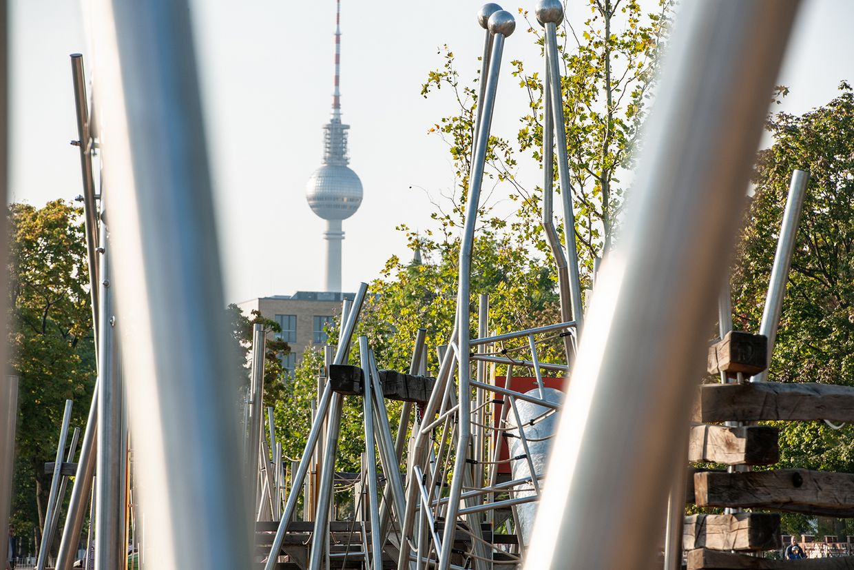 Das Bild zeigt das Klettergerüst auf dem Spielplatz im Mauerpark, im Hintergrund ist der Fernsehturm zu sehen.