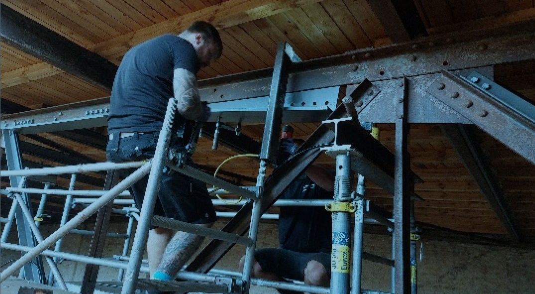 Arbeiter auf einem Baugerüst