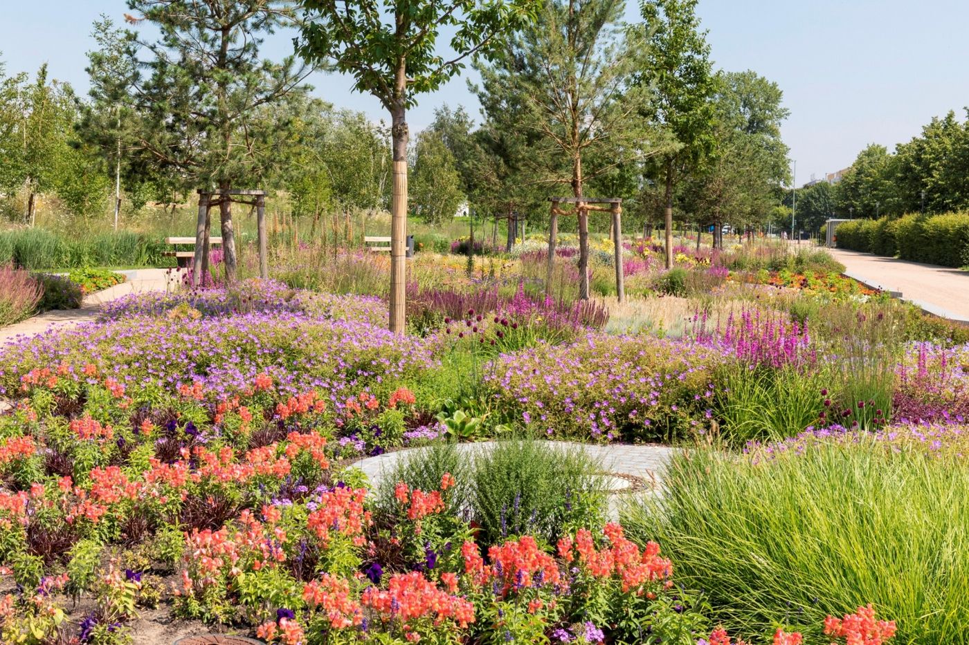 Der Märkische Garten mit blühenden Blumen im Kienbergpark.