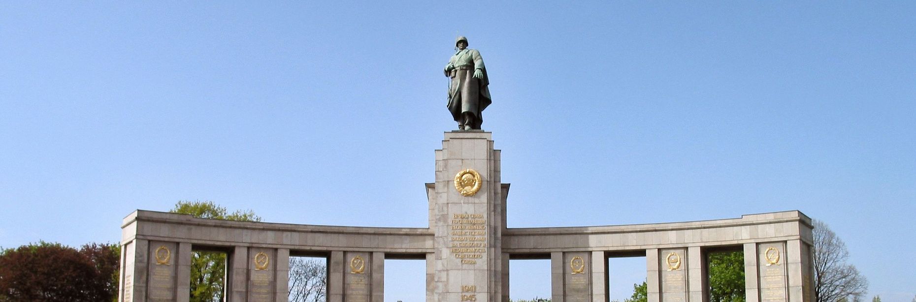 Eine Statue im Sowjetischen Ehrenmal im Tiergarten