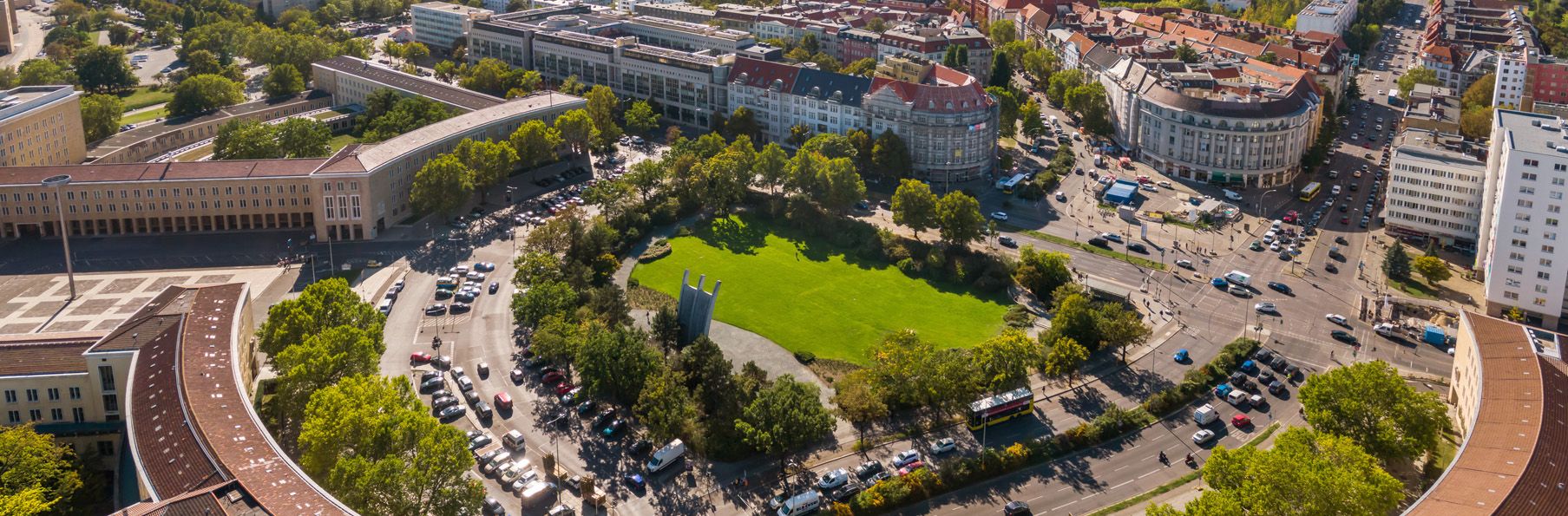Ein Luftbild des Platzes der Luftbrücke.