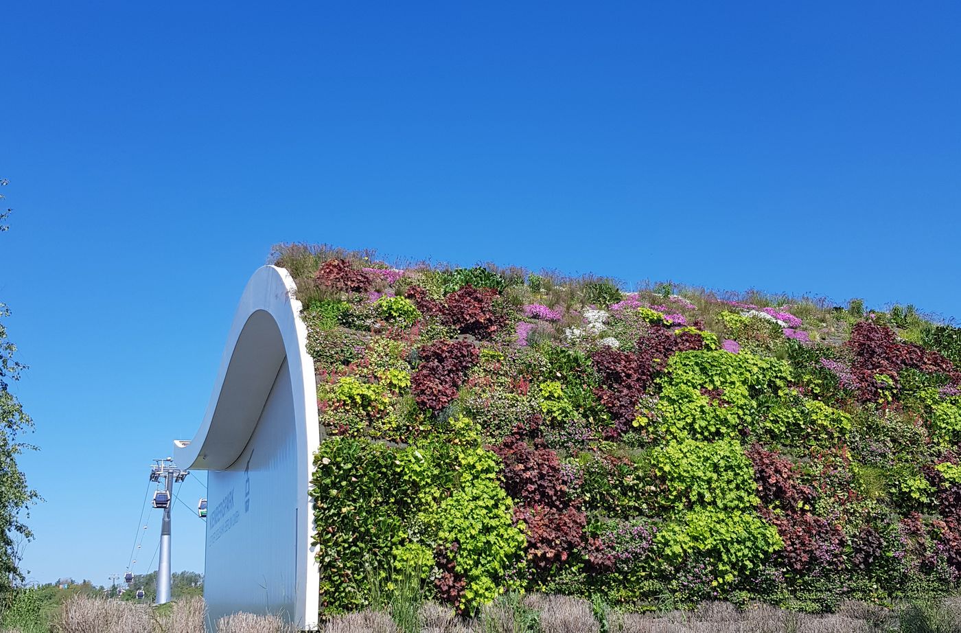Die Seilbahnstation am Kienbergpark mit ihrem grün bepflanzten Dach