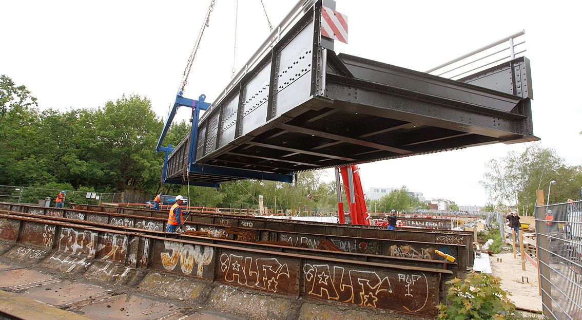 Das Bild zeigt wie sanierte Teile der Yorckbrücken wieder installiert werden.