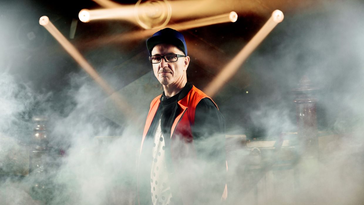 Der Berliner DJ Dr. Motte steht in einem Club im Nebel