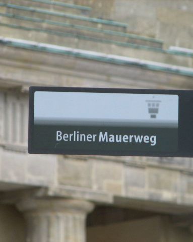 Ein Wegweiser zeigt den Berliner Mauerweg an