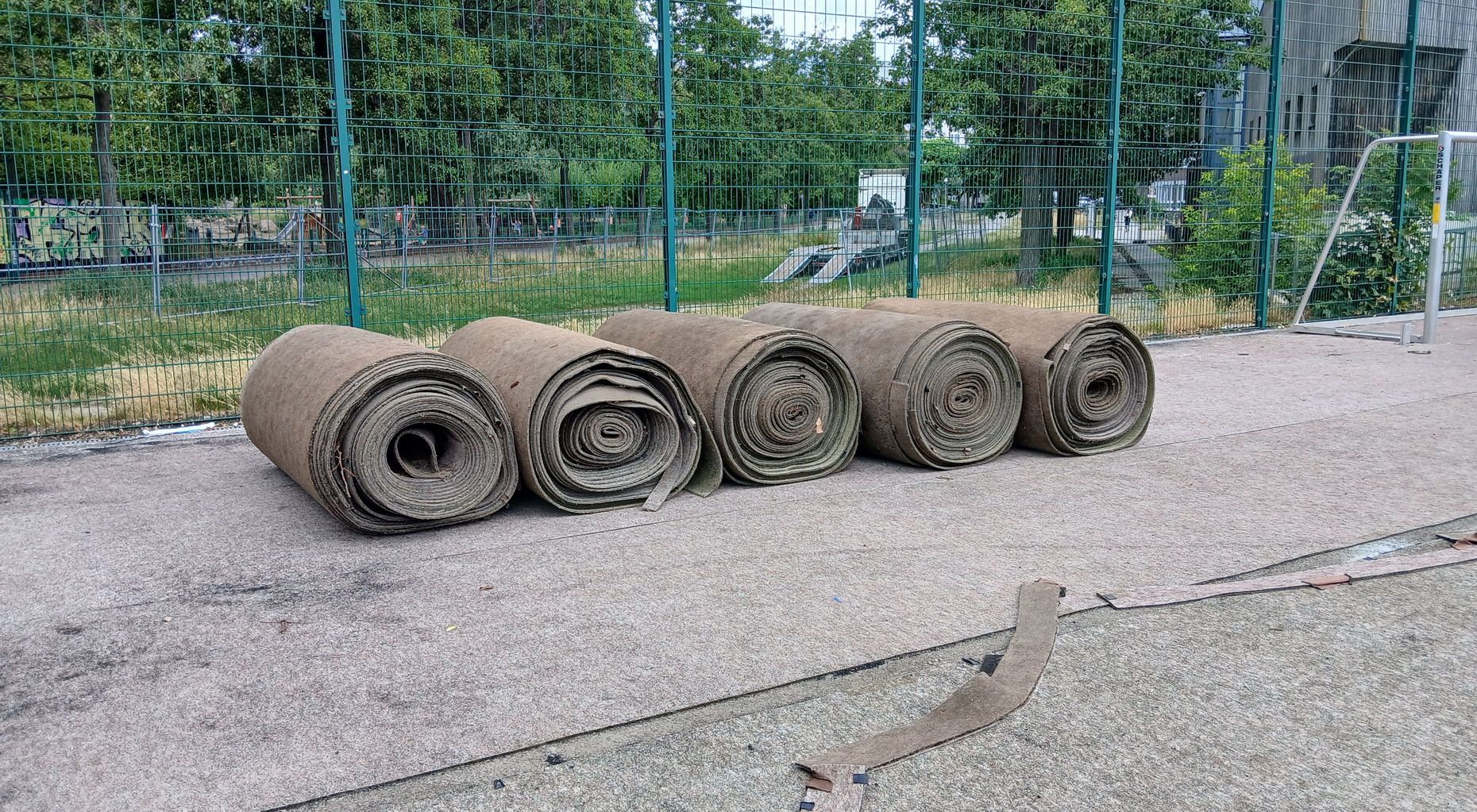 Rollen des Unterbaus des Kunstrasenplatzes an der Fritschestraße.