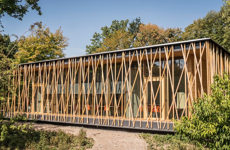 Außenansicht des Umweltbildungszentrums im Britzer Garten mit seinen quer verstellten Holzstreben als Umschalung