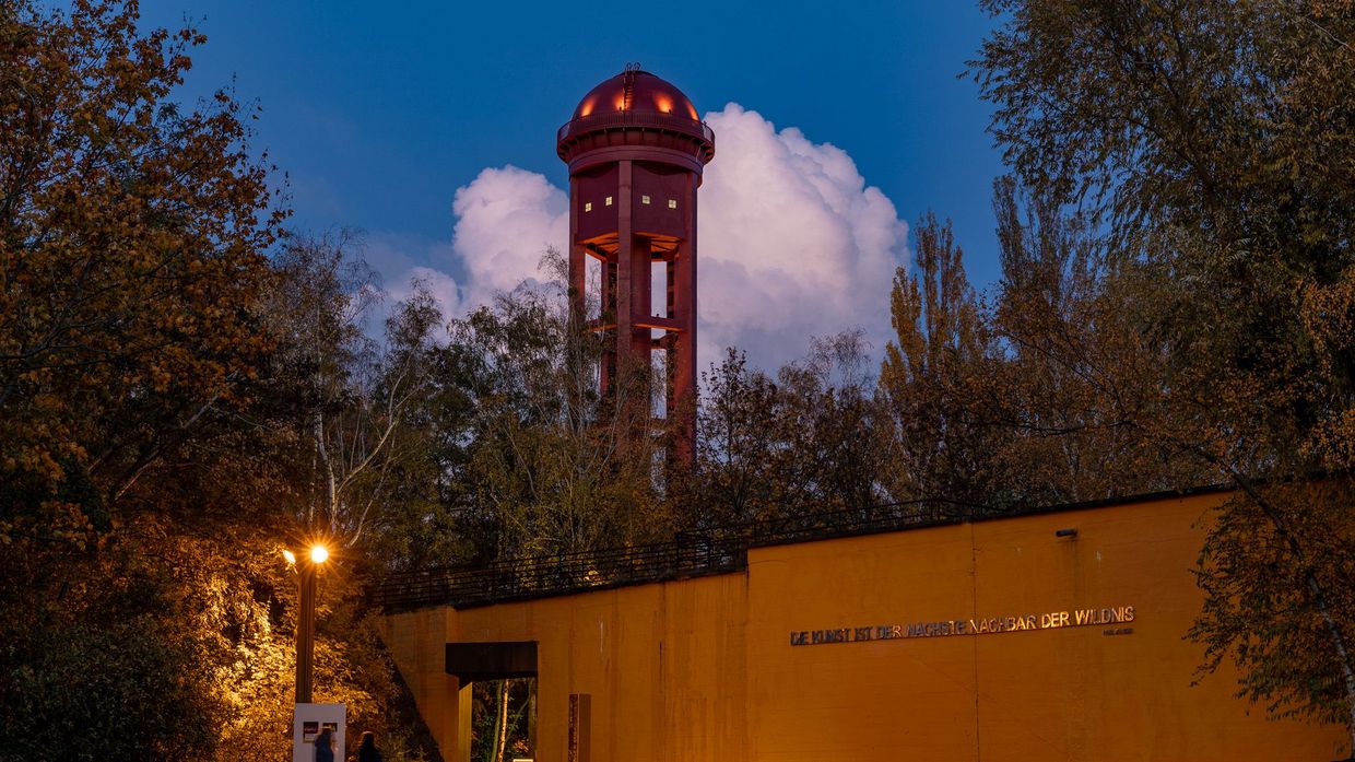 Der Wasserturm hinter der gelben Wand im Natur Park Südgelände