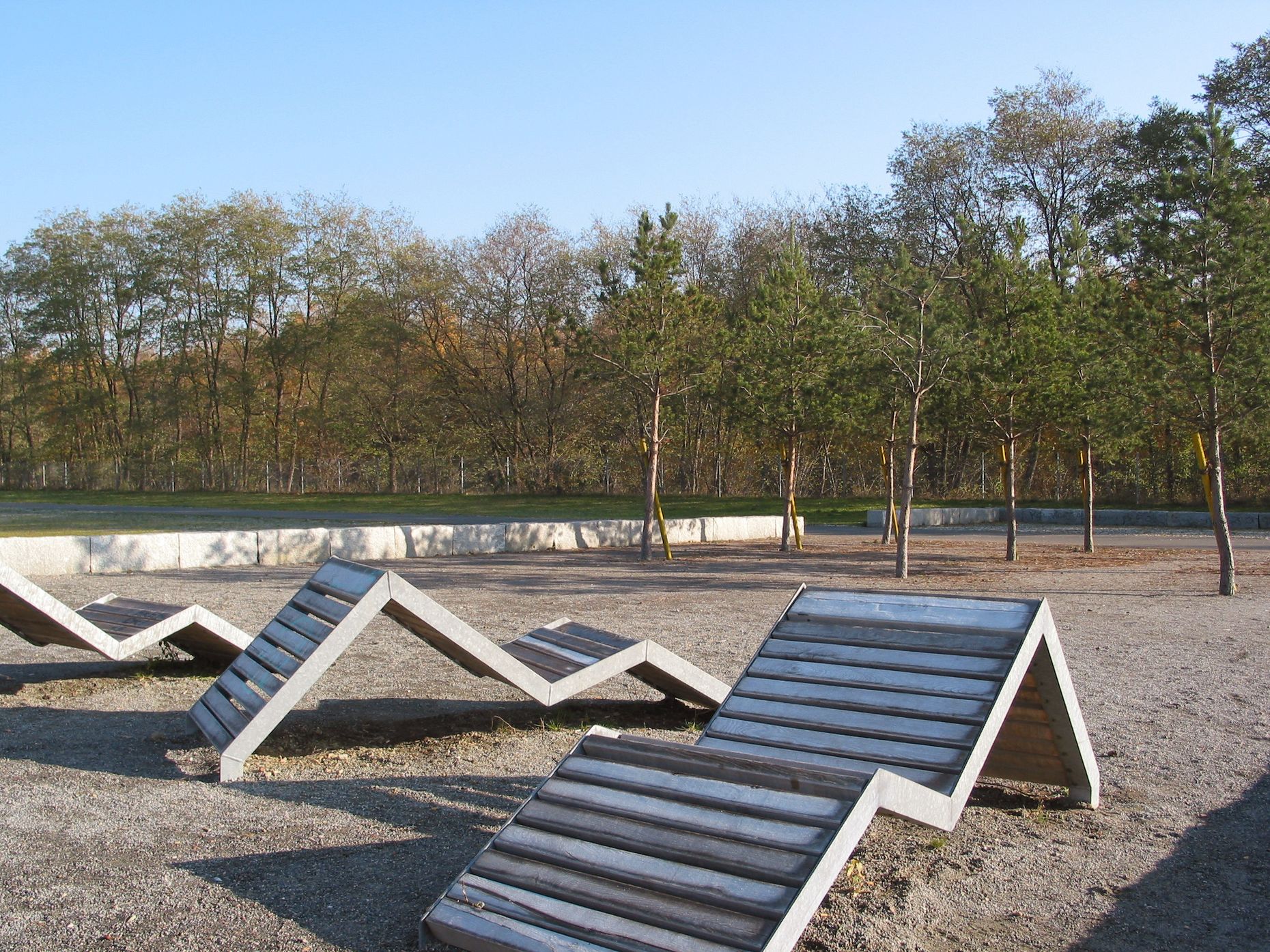Sitz- und Liegebänke zum Sonnen im Hans-Baluschek-Park