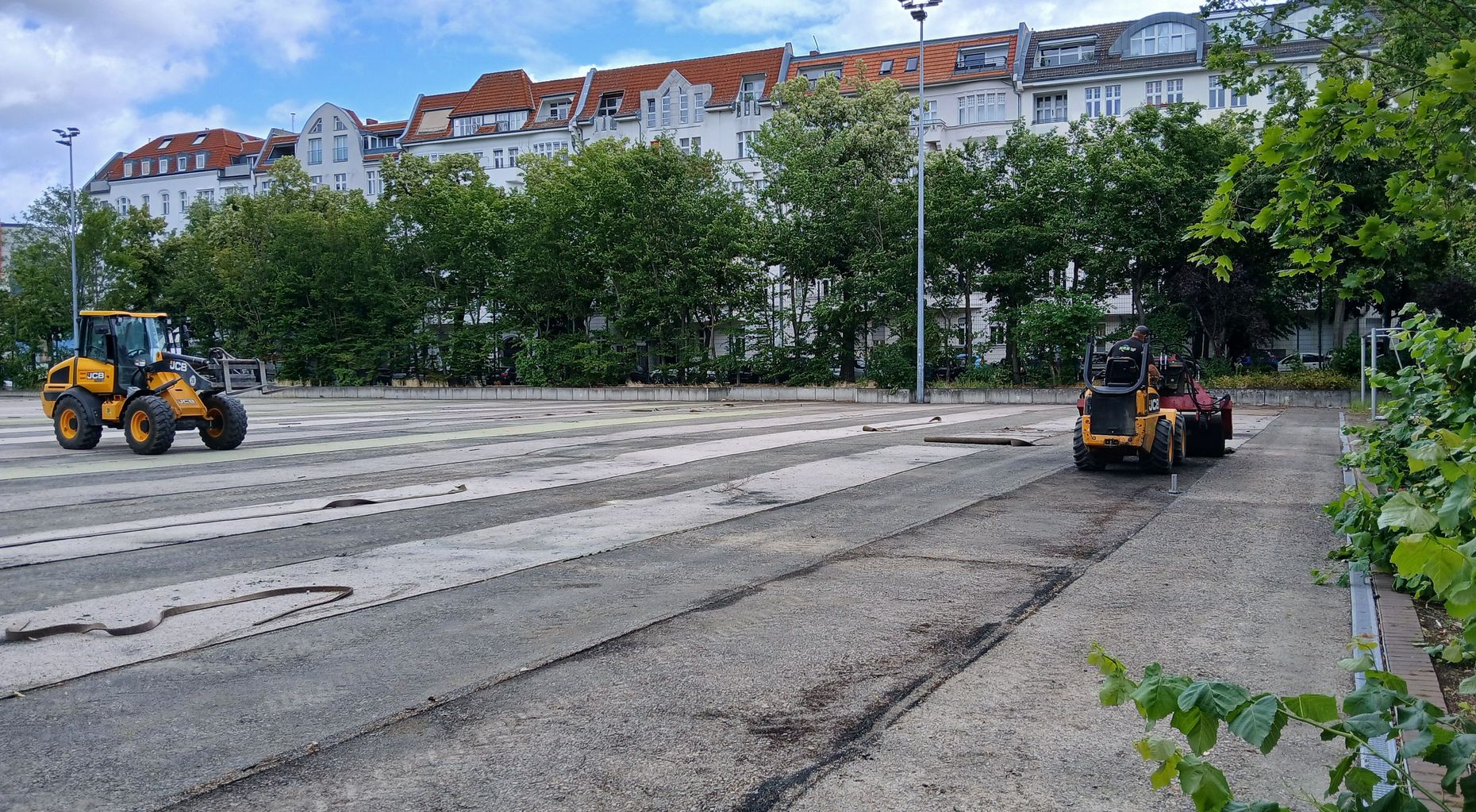 Unterbau des Kunstrasenplatzes an der Sportanlage Fritschestraße mit Baugerät.
