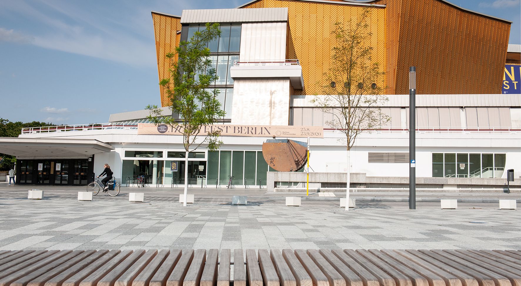 Das Bild zeigt den neugestalteten Platz mit Sitzmöglichkeit am Kulturforum mit Blick auf die Berliner Philharmonie.
