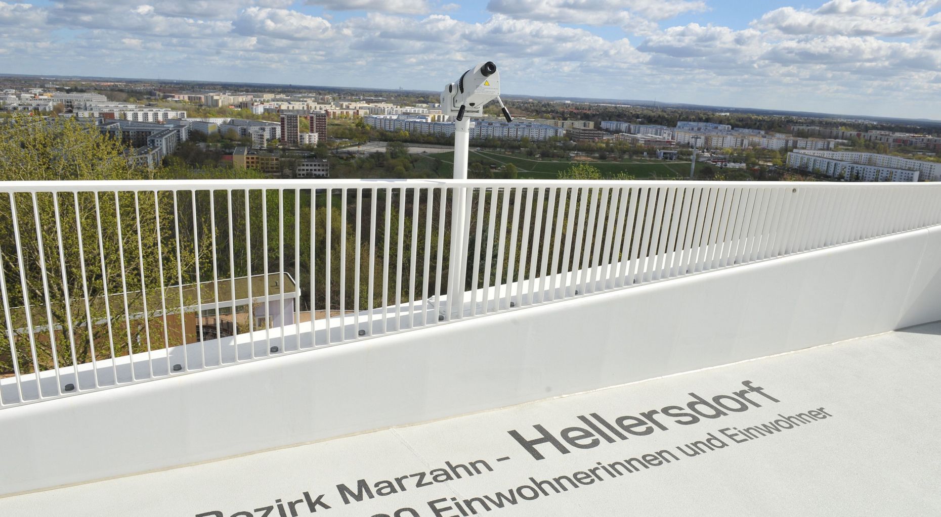 Aussicht auf den Bezirk Marzahn-Hellersdorf mit seinen Plattenbauten vom Wolkenhain im Kienbergpark