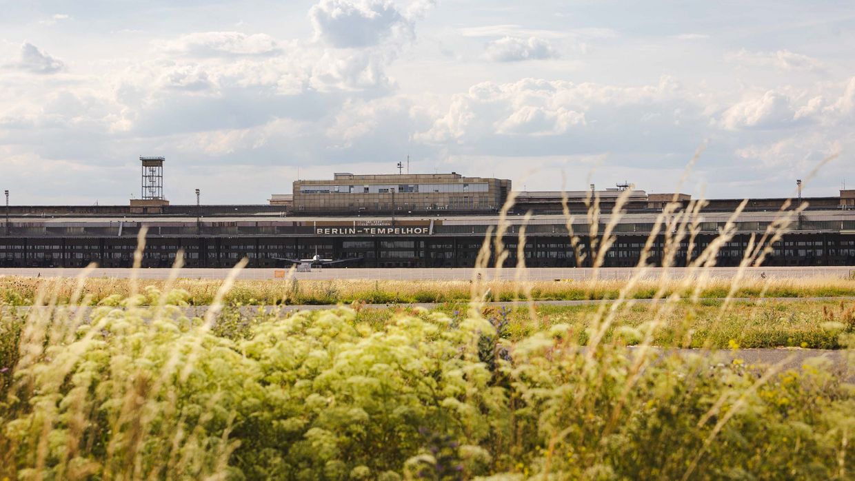 Blick auf das ehemalige Flughafen Gebäude Tempelhof.