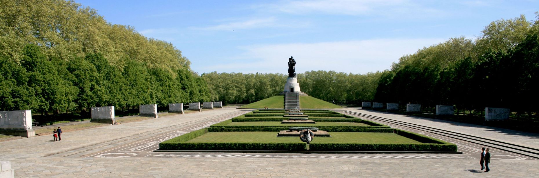 Auf dem Foto ist das große Monument des Sowjetischen Ehrenmals Treptow von weitem zu sehen