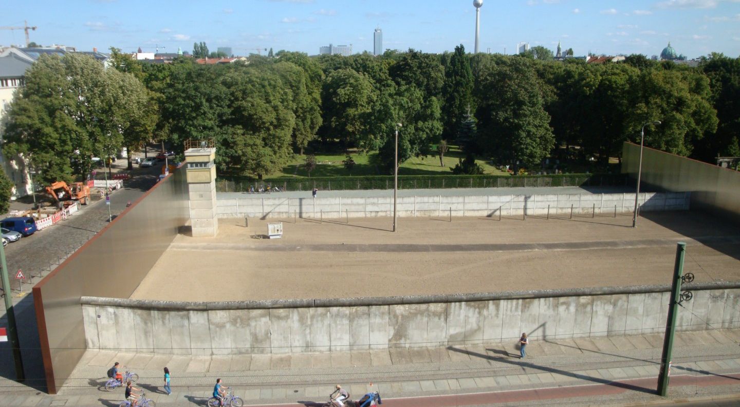 Das Bild zeigt den Blick von oben auf die Gedenkstätte. Im Hintergrund ist der Fernsehturm zu sehen.