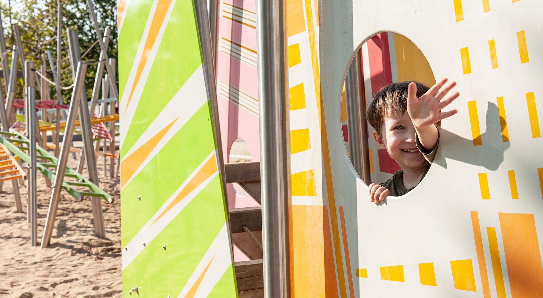 Das Bild zeigt ein Kind auf dem Spielplatz des Mauerparks.