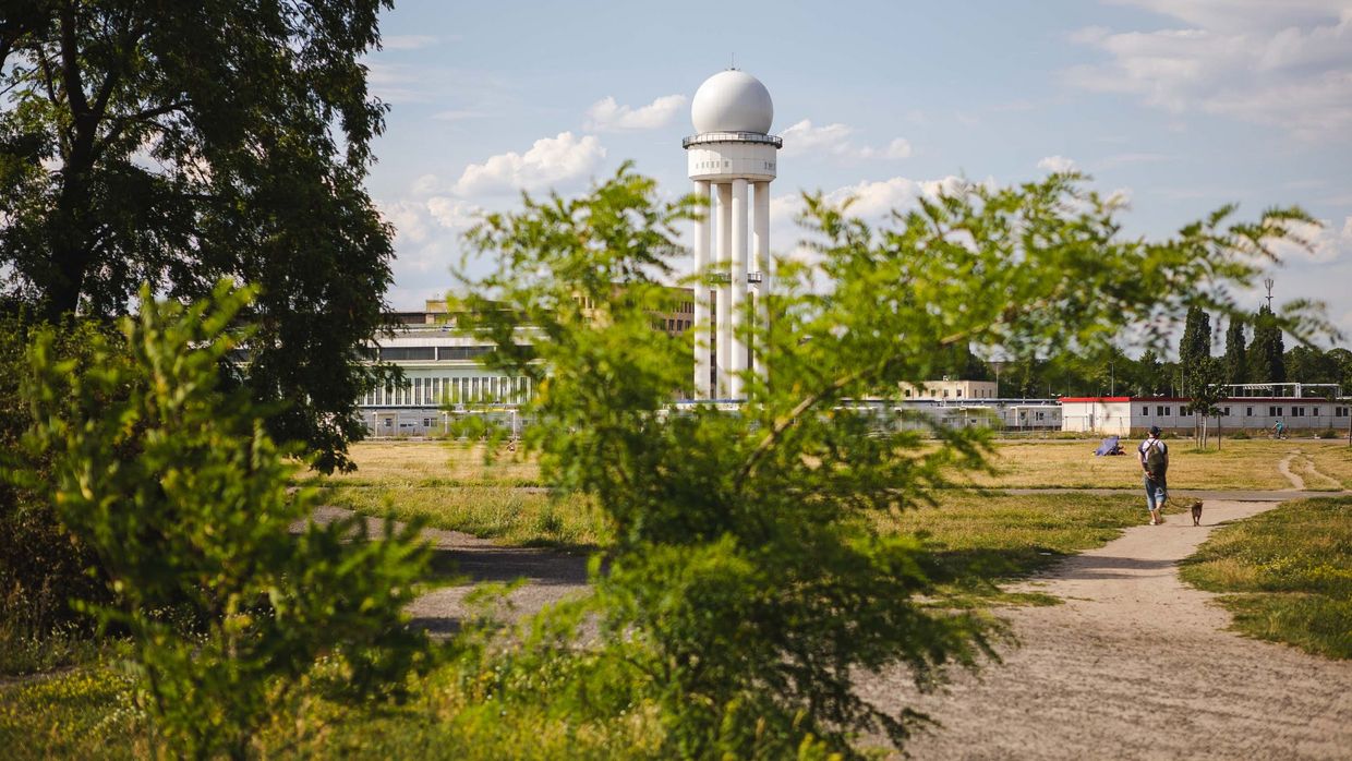 Ein Blick auf den Tower des Flughafen Gebäude Tempelhof.