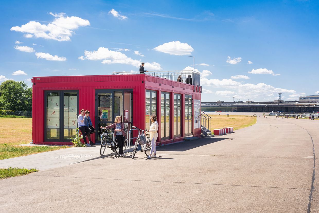 Der aus roten Containern bestehende Infopavillon auf dem Tempelhofer Feld von außen