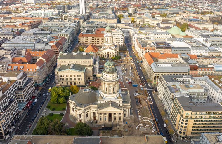 Luftbildaufnahme der Pflasterarbeiten auf dem Berliner Gendarmenmarkt