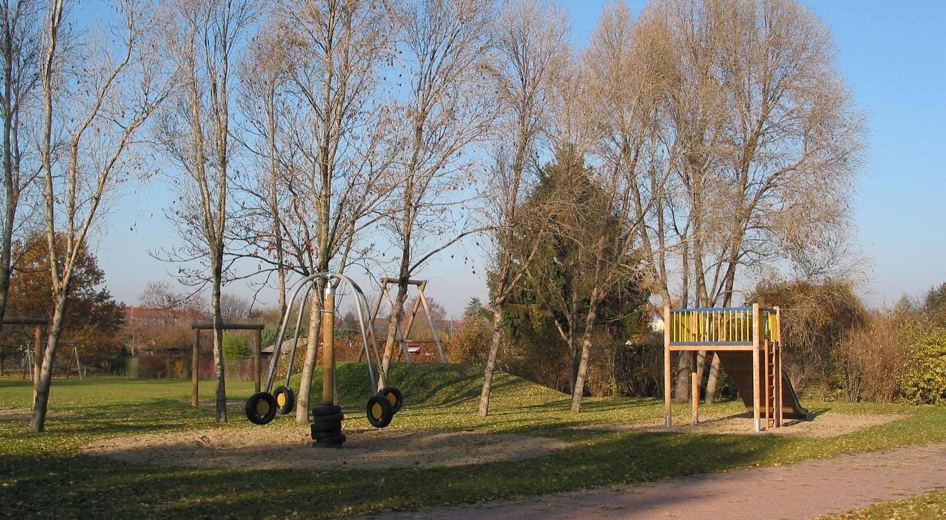 Das Bild zeigt einen Spielplatz im Hans Baluschek Park