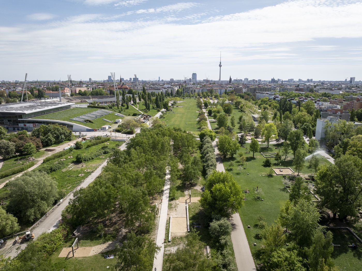 Luftbild der Parkanlage Mauerpark in Berlin.