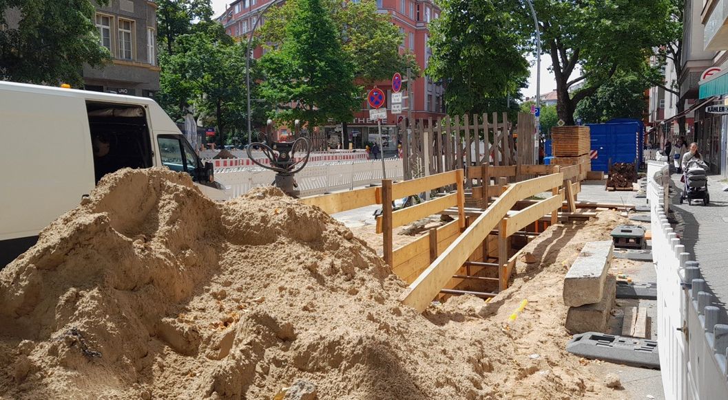 Straßenbauarbeiten an einem Bürgersteig.