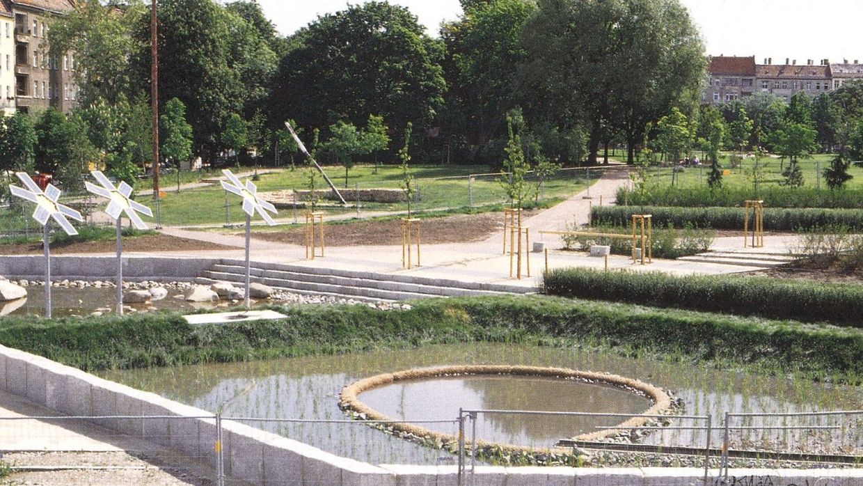 Das Wasserbecken am Falkplatz des Mauerparks im Originalzustand