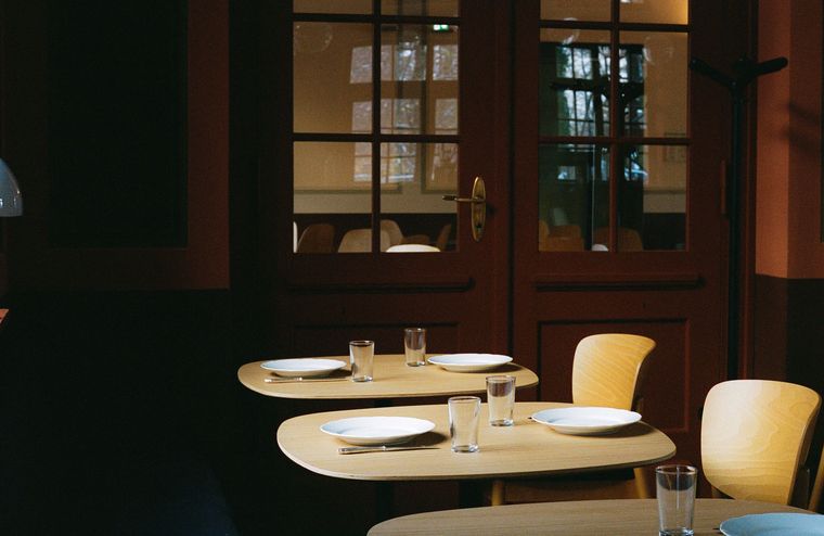 Fotoaufnahme aus dem Innenraum des Restaurants Ei-12437-B im Eierhäuschen des Berliner Spreeparks