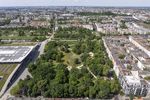 Drohnenaufnahme des fertiggestellten grünen Falkplatzes am Mauerpark in Berlin.