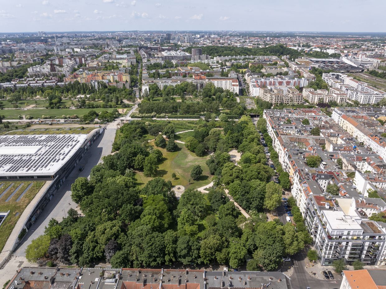 Drohnenaufnahme des fertiggestellten grünen Falkplatzes am Mauerpark in Berlin.