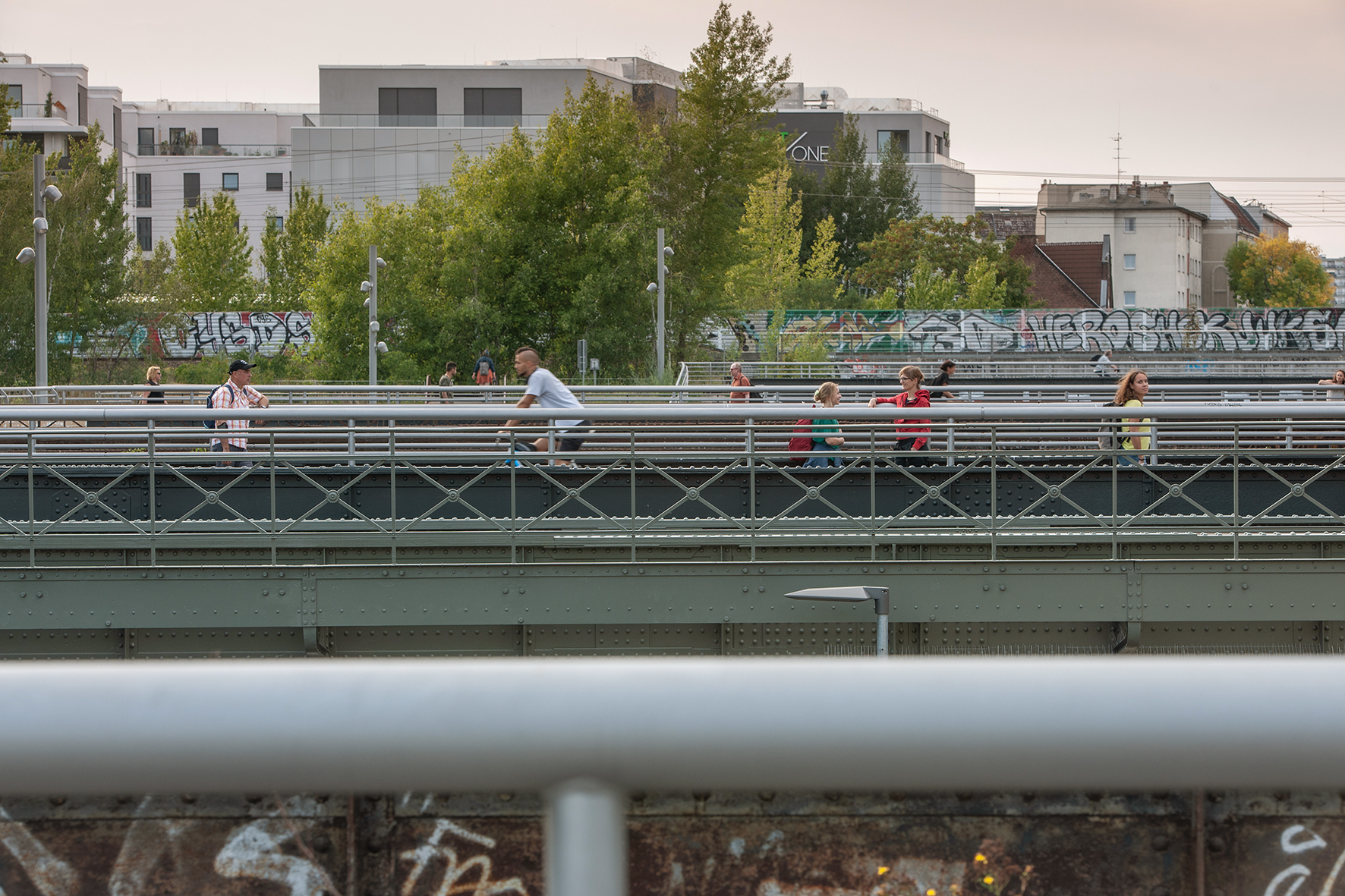 Das Bild zeigt Menschen die über die Yorckbrücken radeln oder laufen.