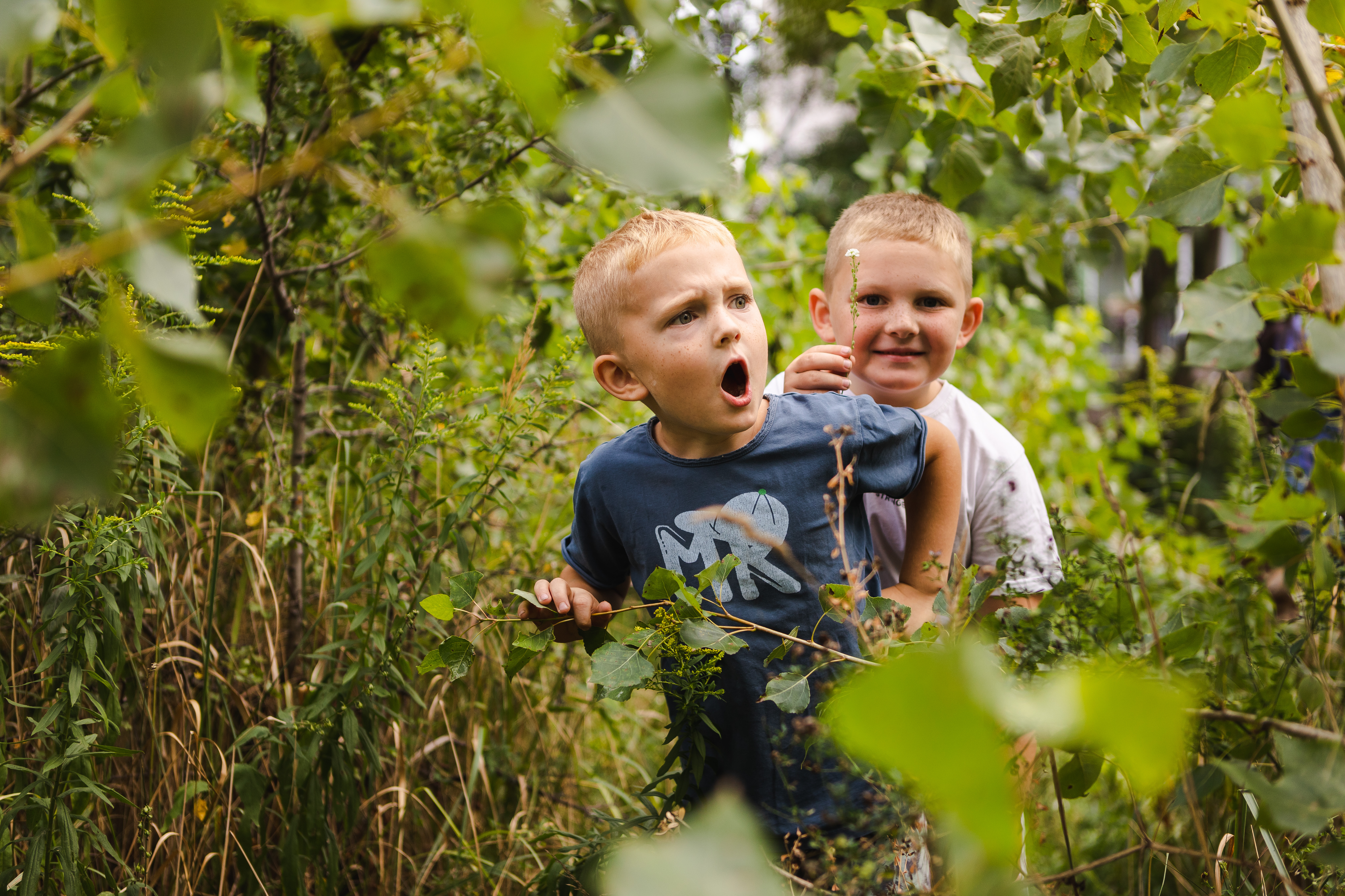 Kinder auf Entdeckungstour im grünen Dickicht des Naturerfahrungsraums im Park am Gleisdreieck